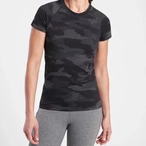 Athleta Black Camo Momentum Tee – Seamless Athletic Top